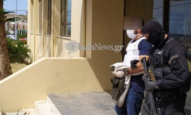 Φονικό Ανώγεια: Έκλαιγε στην απολογία ο 29χρονος – «Υπήρξε σκοτάδι μπροστά μου»