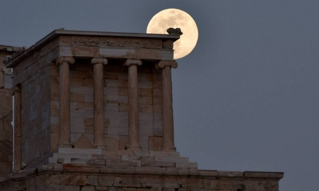 Πανσέληνος Μαΐου 2020: Μαγικές εικόνες από το... σχεδόν ολόγιομο φεγγάρι