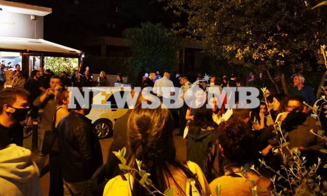 Αγία Παρασκευή: Καρέ - καρέ η ένταση στην πλατεία (pics)