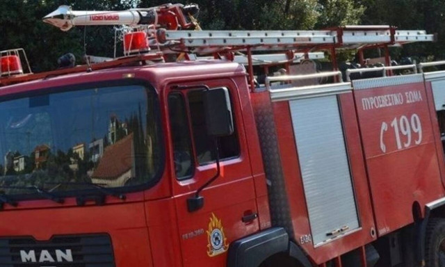 Συναγερμός στην Εθνική Οδό: Νταλίκα τυλίχθηκε στις φλόγες - Εντυπωσιακές εικόνες