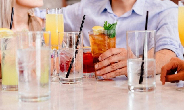 Αυτό είναι το μαγαζί στην Κηφισιά που πουλούσε ποτά take away - Έφοδος της ΕΛ.ΑΣ. 