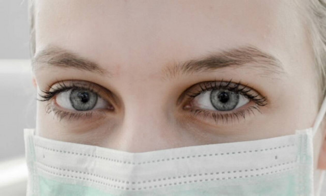 Η καθημερινότητα μιας γιατρού στην εποχή της πανδημίας: «Αυτό που με κρατά όρθια είναι το καθήκον»