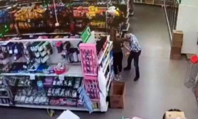 Κορoνοϊός - ΗΠΑ: Του ζήτησε να βάλει μάσκα κι εκείνος... σκουπίστηκε στην μπλούζα της