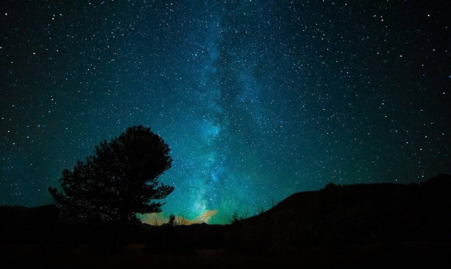 Έγινε η νύχτα… μέρα: Μυστηριώδης «μπάλα φωτιάς» πέφτει από τον ουρανό (pics)