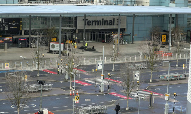 Κορονοϊός Βρετανία: Έλεγχος θερμοκρασίας, μάσκες και γάντια για τους επιβάτες στα αεροδρόμια