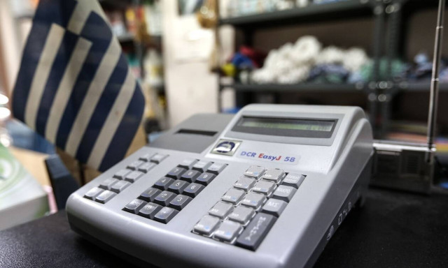 Παραμένει η υποχρέωση του 30% για ηλεκτρονικές αγορές - Δείτε παραδείγματα με τις επιβαρύνσεις