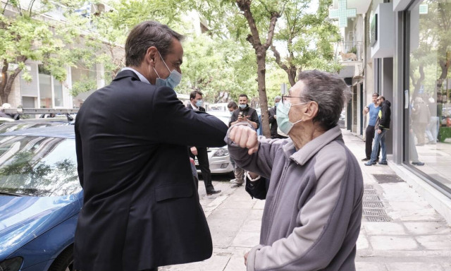 Ο Μητσοτάκης με μάσκα στο Παγκράτι - Είδε πολίτες και τους χαιρέτησε με τον αγκώνα (pics+vid)