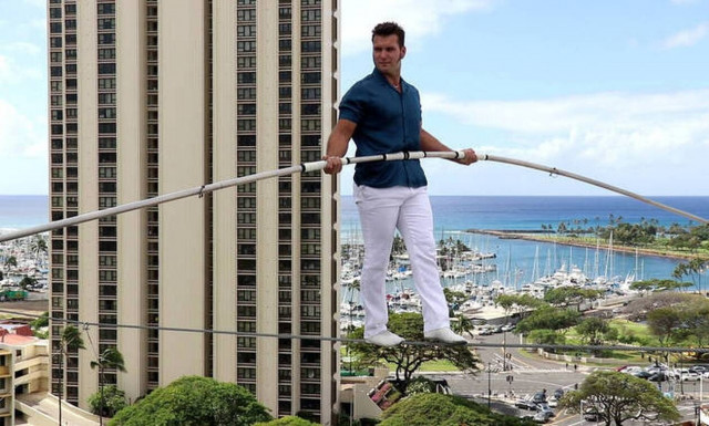 Κόβει την ανάσα! Απίστευτος τύπος έκανε Skywalking ανάμεσα από δυο ξενοδοχεία