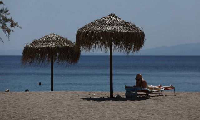 Το καλοκαίρι μας: Οι αλλαγές στις παραλίες - Βουτιές με drone, αποστάσεις και... απολυμάνσεις