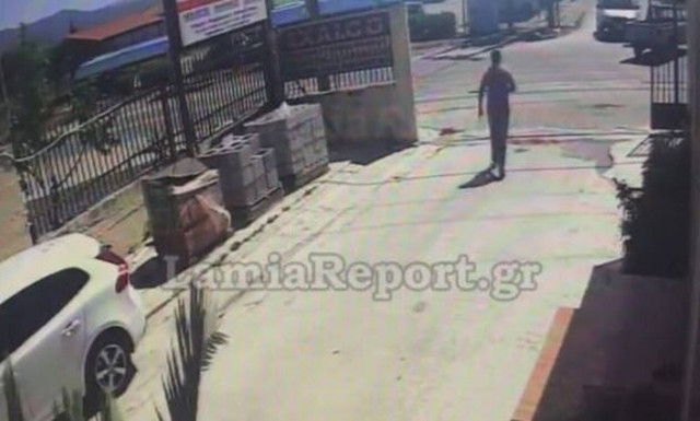 Λαμία: Βίντεο ντοκουμέντο από σοβαρό τροχαίο με μηχανάκι - Το κράνος του έσωσε τη ζωή