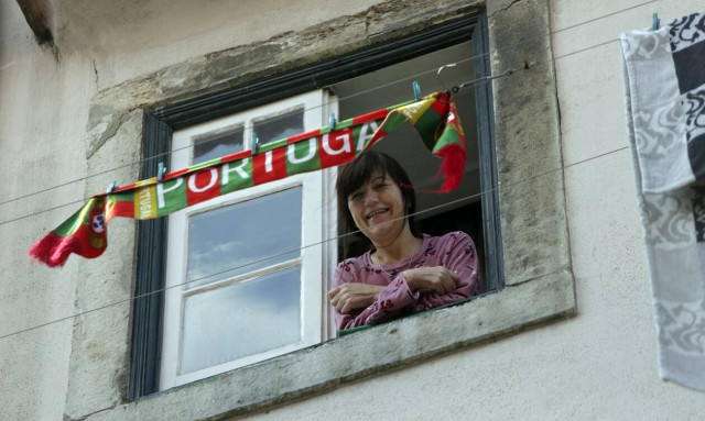 Κορονοϊός Πορτογαλία: Με τη βοήθεια γερανού βλέπουν και πάλι τους δικούς τους σε οίκο ευγηρίας 