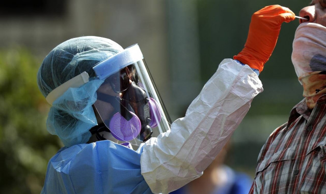 Κορονοϊός ΠΟΥ: Ασθενείς που ανάρρωσαν και ξαναβγαίνουν θετικοί ίσως να μην ξαναμολύνονται