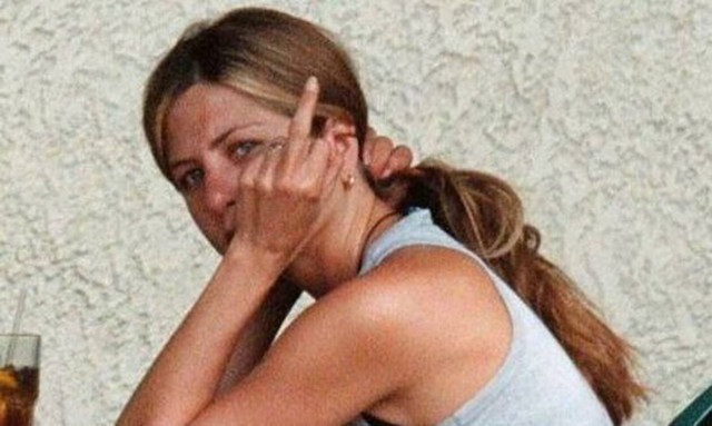 Τζένιφερ Άνιστον: Δείτε σε ποιον ύψωσε το μεσαίο δάχτυλο