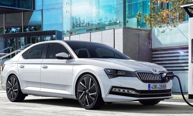 Πόσο κοστίζει το plug-in υβριδικό Skoda Superb iV;