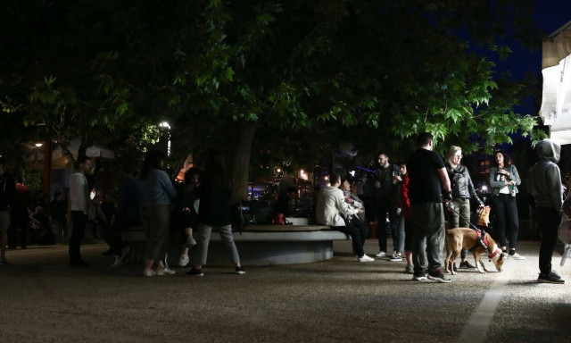 Άρση μέτρων και πλατείες: Γιατί είναι ορατός ο «κίνδυνος να τα τινάξουμε όλα στον αέρα»