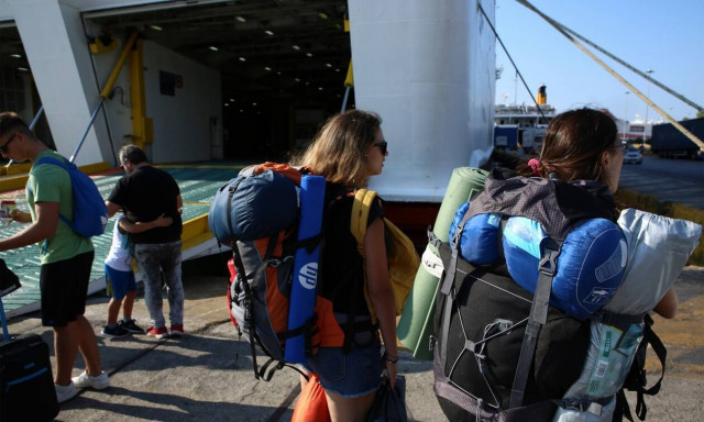 Άρση περιοριστικών μέτρων: Οι τρεις ημερομηνίες-κλειδιά για την ελεύθερη μετακίνηση στα νησιά