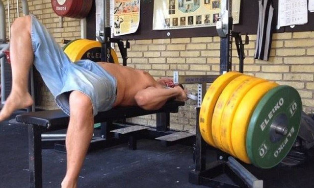 Πάει να σηκώσει την μπάρα και ξαφνικά… (vid)