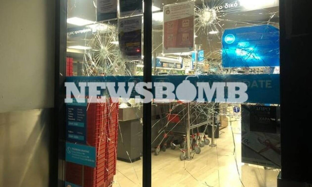 Άγρια επεισόδια στην Κυψέλη: Αντιεξουσιαστές έσπασαν βιτρίνες καταστημάτων (pics)
