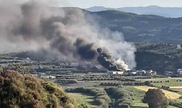 Κρήτη: Σε εξέλιξη μεγάλη φωτιά σε εργοστάσιο στο Ηράκλειο