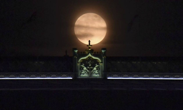 Υπερπανσέληνος: Οι ωραιότερες ερασιτεχνικές φωτογραφίες που «κόβουν» την ανάσα