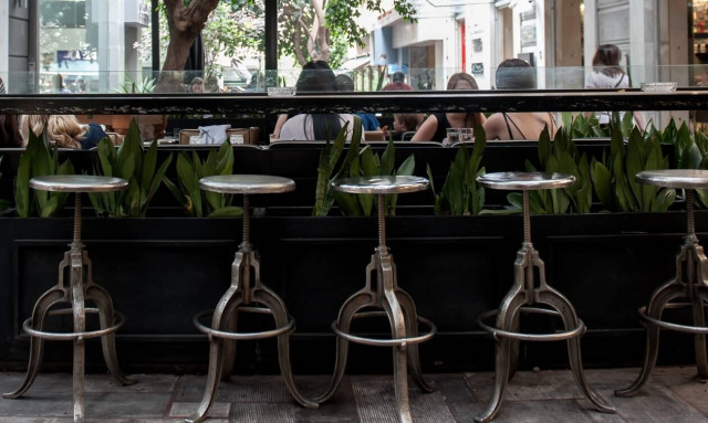 Μπρα ντε φερ των υπουργείων για να ανοίξει νωρίτερα η εστίαση – Πότε θα ληφθούν οι αποφάσεις