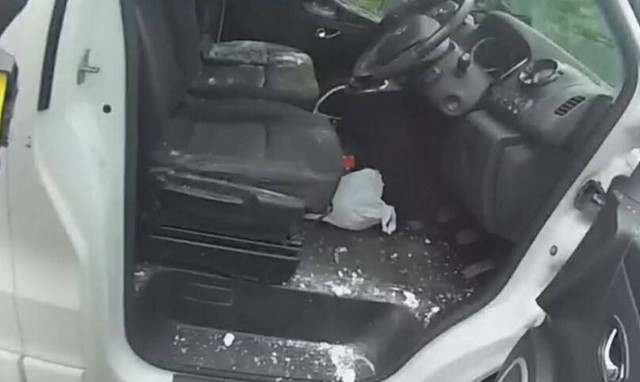 Απίστευτο: Προσπάθησε να ξεφορτωθεί ναρκωτικά ενώ οδηγούσε - Δείτε τι συνέβη