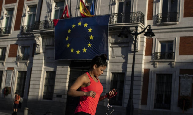 Κορονοϊός: Η Ευρώπη χαλαρώνει με πολλή προσοχή τα μέτρα περιορισμού