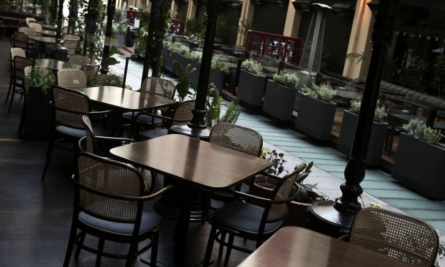 Άρση μέτρων: Πότε θα ανοίξουν τα καταστήματα εστίασης - Το νέο σενάριο που εξετάζουν στο Μαξίμου