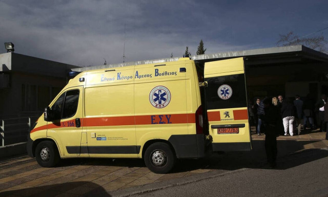 Σοκ στα Τρίκαλα: Γυναίκα έπεσε από τον 2ο όροφο πολυκατοικίας