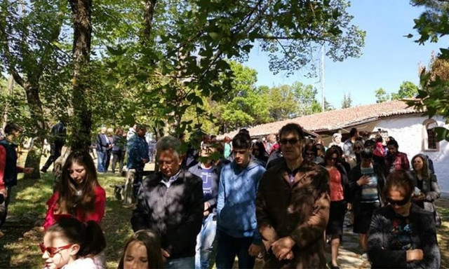 Στη Σιάτιστα τον κορονοϊό δεν τον φοβούνται - Δείτε τι έγινε σε λιτανεία (vid)