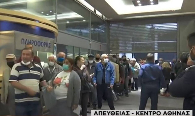 Απίστευτες ουρές στη ΔΕΗ στο κατάστημα της Αριστείδου στην Αθήνα - Επέμβαση της Αστυνομίας