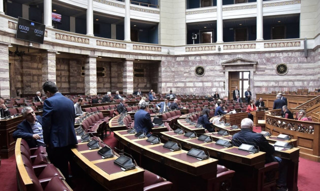 Πόθεν έσχες: Αυτή είναι η πιο φτωχή βουλευτής - Πόσα χρήματα έχει στην τράπεζα (pics)