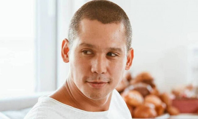 Αυτός είναι ο κούκλος αδερφός του Σωτήρη Κοντιζά (pics)