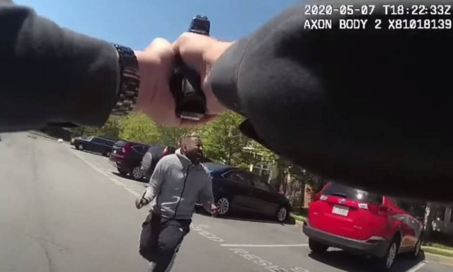 ΣΟΚ: Αστυνομικός σκοτώνει εν ψυχρώ άνδρα που του επιτίθεται με μαχαίρι