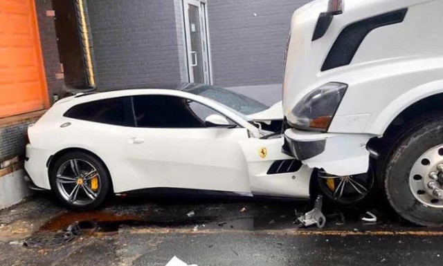 Εκνευρισμένος φορτηγατζής «έλιωσε» τη Ferrari του αφεντικού του