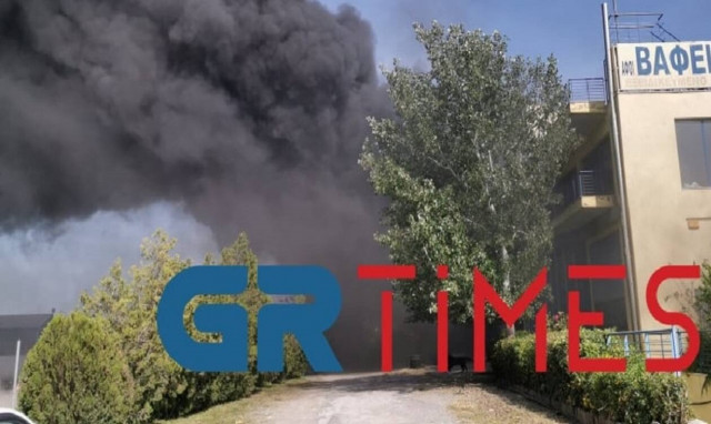 Συναγερμός στη Θεσσαλονίκη: Εκρήξεις και μεγάλη φωτιά σε επιχείρηση ελαστικών (vid)