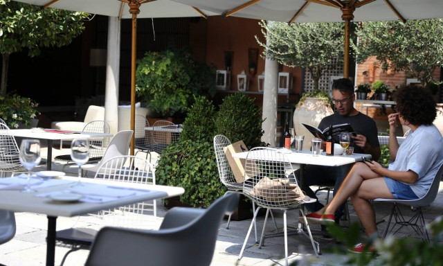 Άρση μέτρων – Σύψας: Ανοιχτό το ενδεχόμενο να ανοίξουν νωρίτερα καφετέριες και εστιατόρια