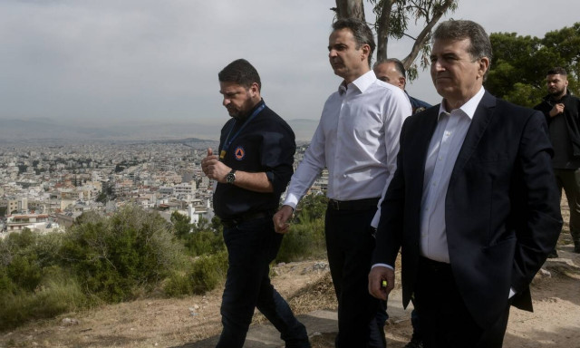 Στον Υμηττό ο Μητσοτάκης: Σύσκεψη με Χρυσοχοΐδη, Χαρδαλιά - «Είμαστε όλοι μάχιμοι και ετοιμοπόλεμοι»