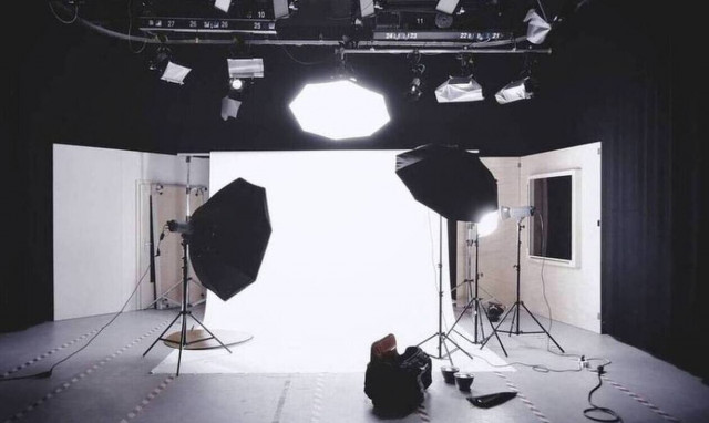 Χαμός σε ζωντανή σύνδεση: «Πάγωσε» η δημοσιογράφος με αυτό που συνέβη