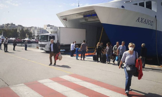 Αγίου Πνεύματος: Πότε «πέφτει» φέτος και τι θα ισχύσει με τις μετακινήσεις λόγω κορονοϊού