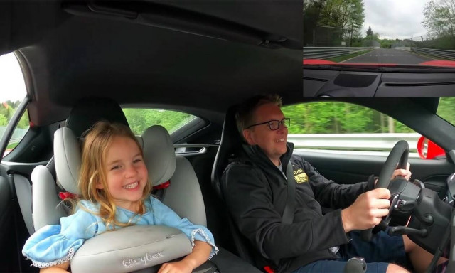 Πως μπορεί ένα τετράχρονο κοριτσάκι να το διασκεδάζει στην πίστα του Nürburgring;