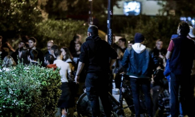 Συνωστισμός και πάλι στο Παγκράτι - Μπαρ έδιναν ποτά take away