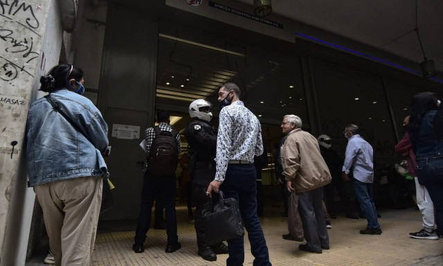 Κορονοϊός: Ουρές για δεύτερη μέρα στα κεντρικά της ΔΕΗ