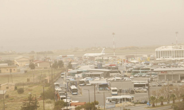 Καιρός: «Κοκτέιλ» ζέστης και αφρικανικής σκόνης κυκλώνει την Ελλάδα-Πότε θα «χτυπήσει» ο καύσωνας