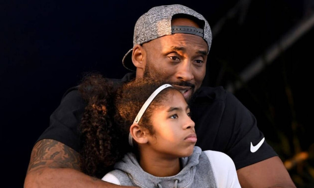 Εκπρόσωπος του πιλότου κατηγορεί τον Κόμπι Μπράιαντ και τους επιβάτες για το δυστύχημα