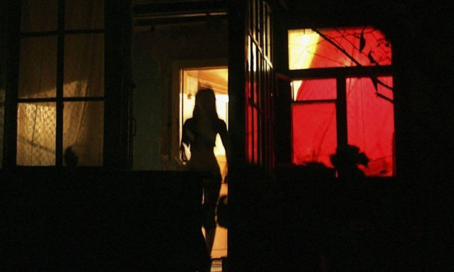 Βόλος: Νύχτες ακολασίας με γάντια, μάσκες και... θερμομετρήσεις