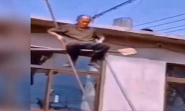 Παππούς κατεβαίνει από την στέγη με τον πιο μάχιμο τρόπο! (video)