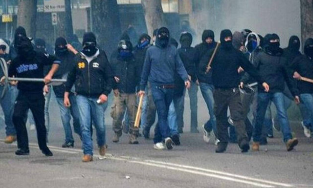 Βίντεο - ντοκουμέντο: Ωμή βία από χούλιγκαν στη μέση του δρόμου στο Ίλιον