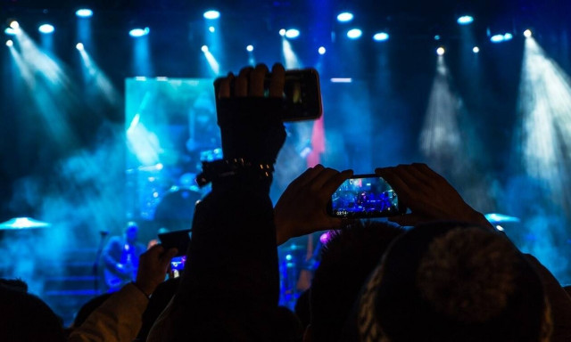 Αποκάλυψη Έλληνα τραγουδιστή: Θα κοινωνούσα ακόμη κι αν ο προηγούμενος ήταν λεπρός (vid)