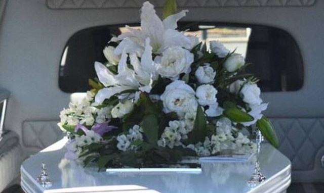 Αδιανόητα πράγματα σε κηδεία: Κοίταξαν το φέρετρο και «πάγωσαν» με αυτό που είδαν